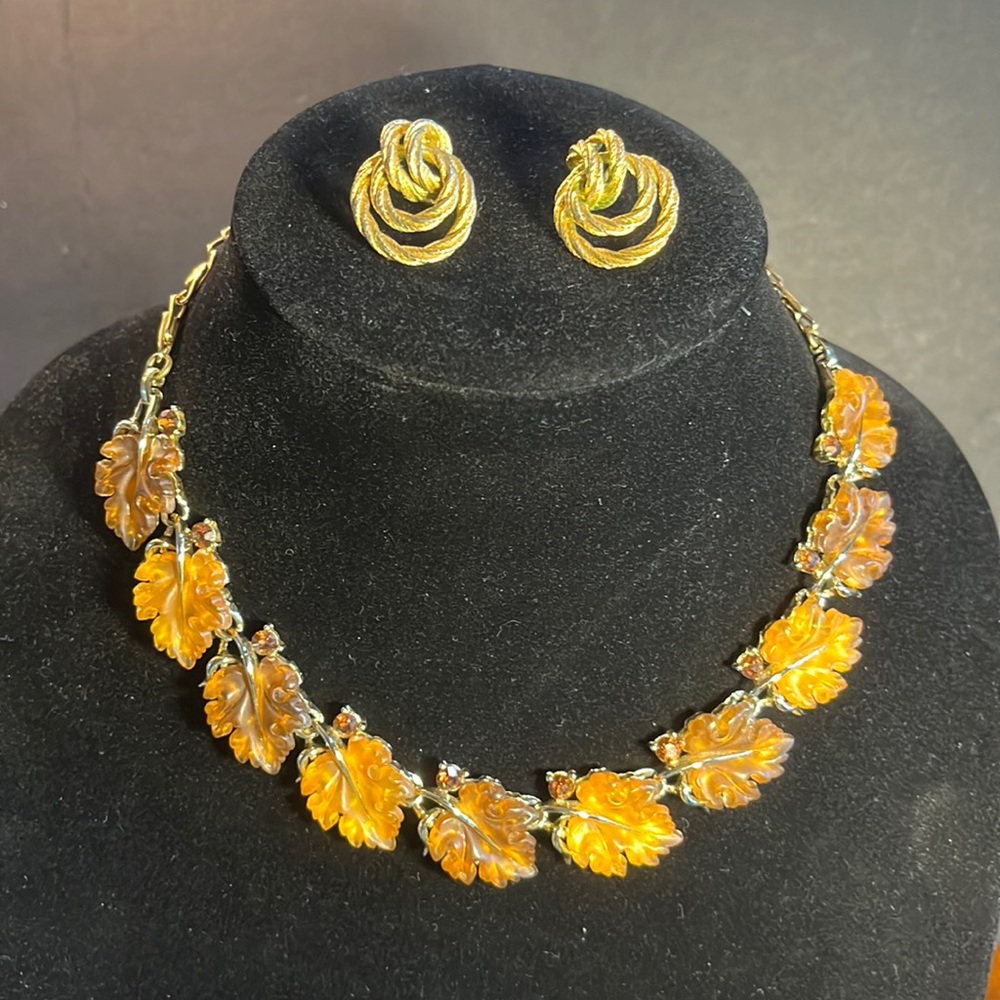 🍃🍃🌿Lisner vintage Autumn leaves necklace with rope circled pierced earring.
